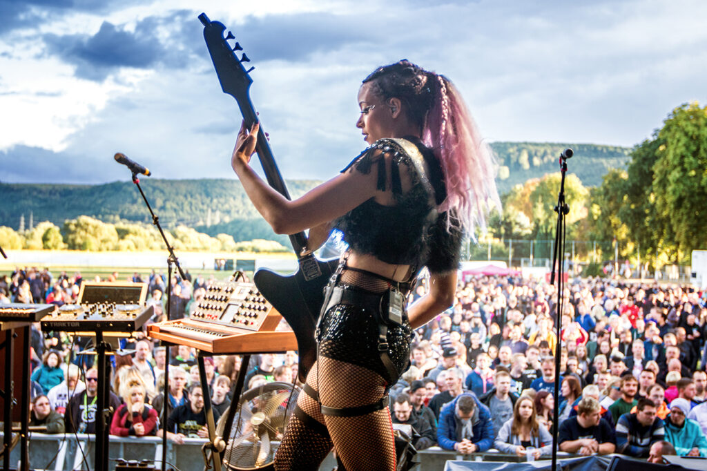 SIMONNE JONES live at Weser Open Air by Yvonne Hartmann